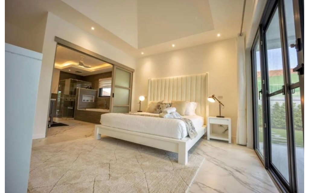 House - pool -